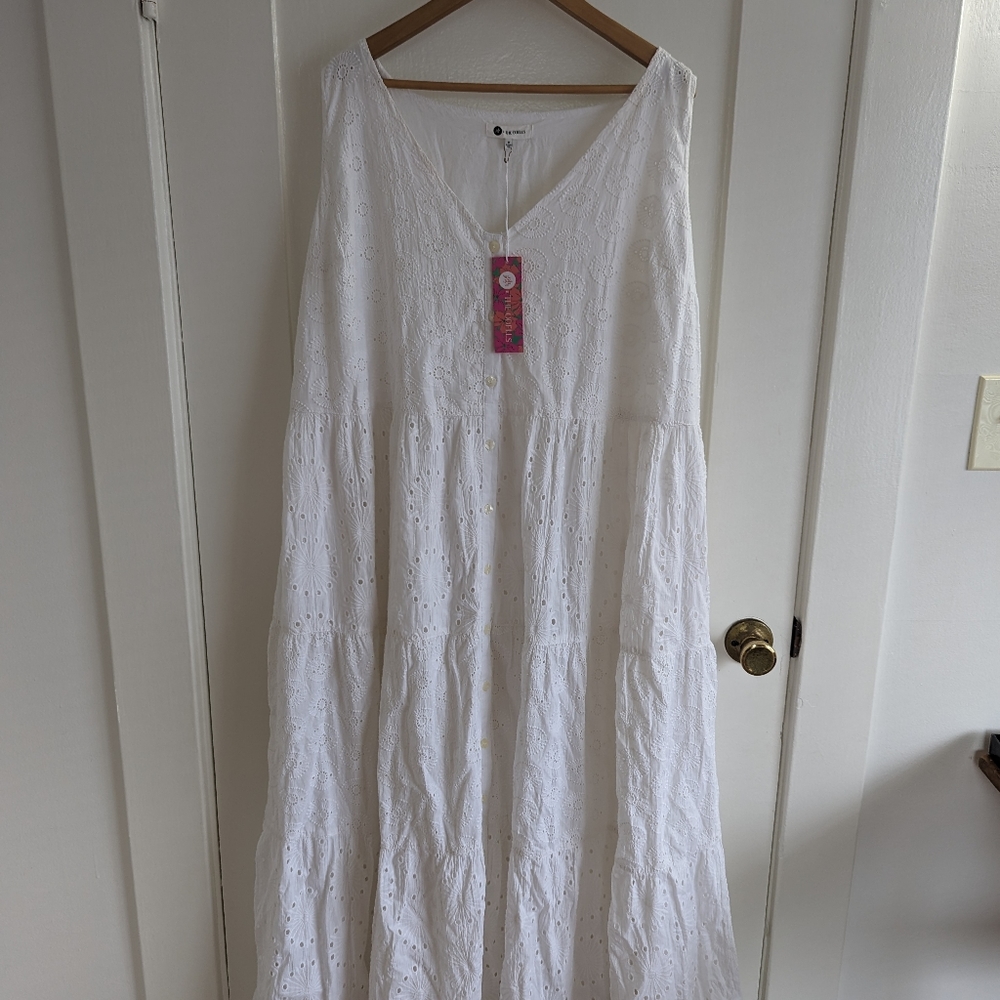 Elegant White Sleeveless Dress